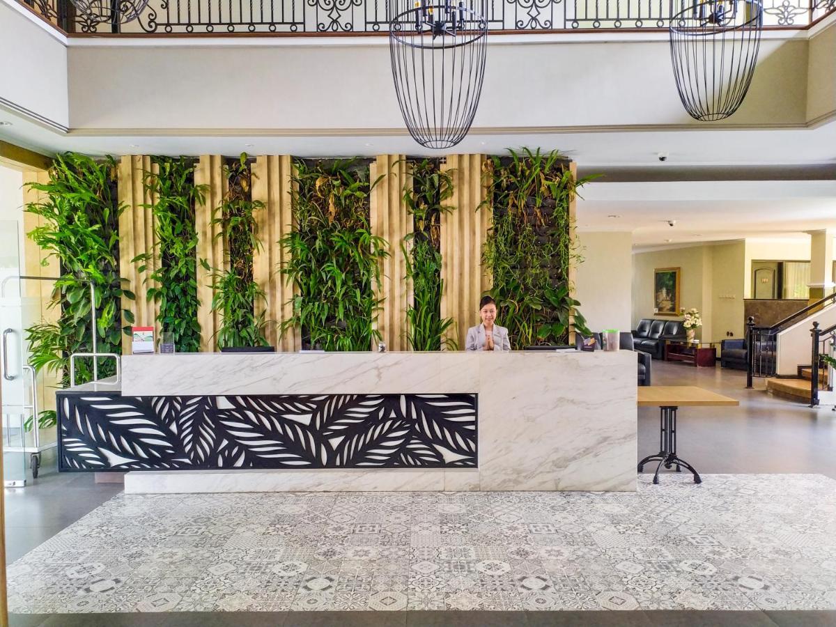 Luminor Hotel Jember By Wh Экстерьер фото